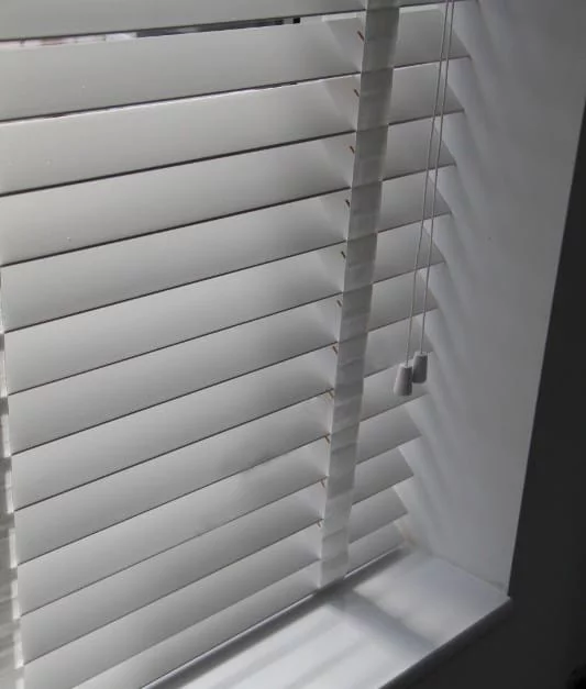 https://postmyblinds.co.uk/hub/blinds/faux-wood-blind/rosa-lt-50mm-tape-faux-wood-blind-4.webp