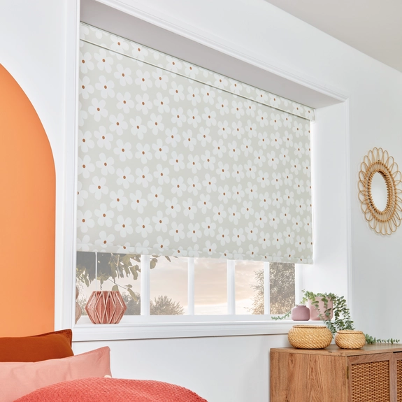 https://postmyblinds.co.uk/hub/blinds/roller-blind/daisy-linen-blackout-roller-blind-2.webp