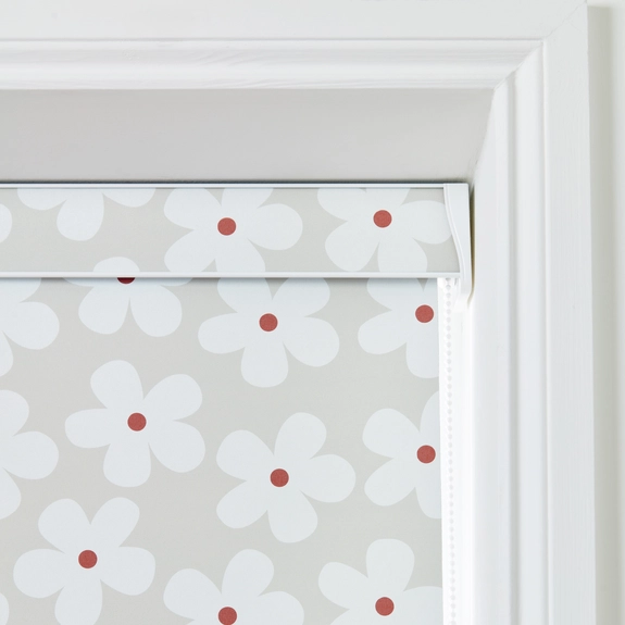 https://postmyblinds.co.uk/hub/blinds/roller-blind/daisy-linen-blackout-roller-blind-3.webp