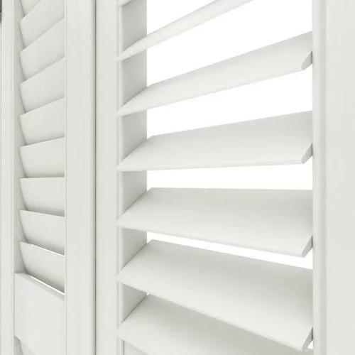https://postmyblinds.co.uk/hub/blinds/shutter-blind/annalyn-pearl-white-shutter-blind-2.webp