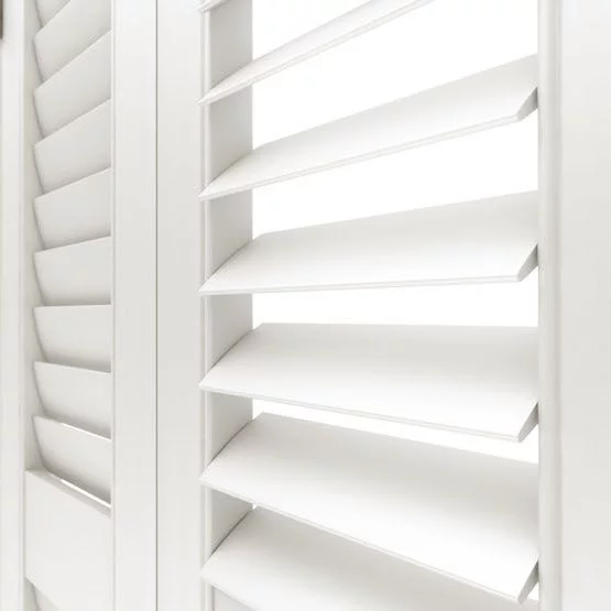 https://postmyblinds.co.uk/hub/blinds/shutter-blind/antonia-eggshell-white-shutter-blind-2.webp